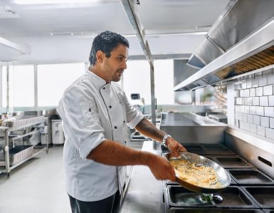 Firefly Chef manejando alimentos en una Cocina industrial con alimentos visiblemente limpios. el amb