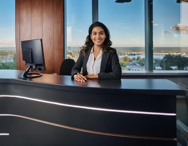 Firefly Mujer detrás de un escritorio de recepción de una oficina elegante y tecnológica. 46520