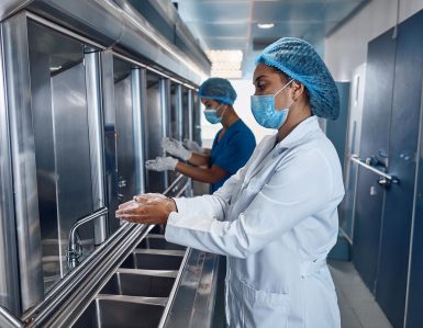 Firefly Personas lavandose las manos en un tunel de sanitizado industrial 30088